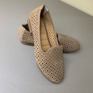 Me Too Slip On Loafers Almond Toe 7.5 Size Tan